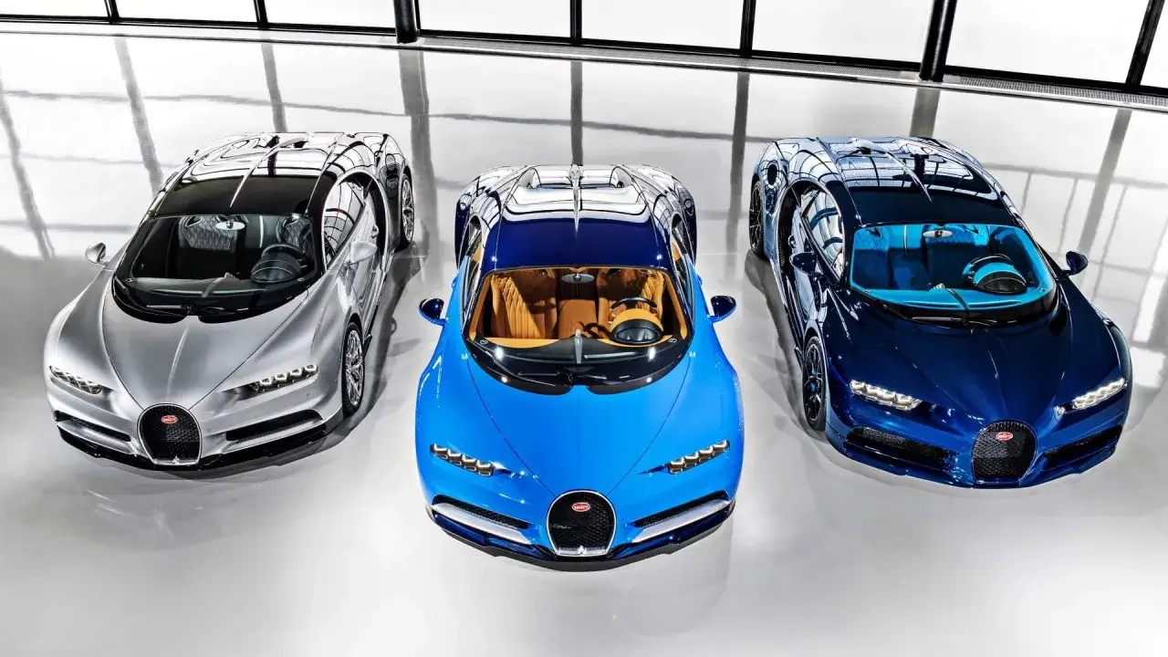Trzy Bugatti Chiron w różnych kolorach. Zastanawiasz się, ile kosztuje Bugatti Veyron? Te hipersamochody to marzenie.