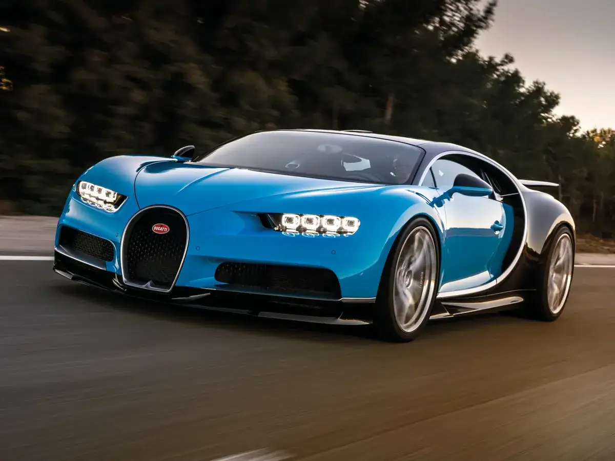 Niebieskie Bugatti Chiron pędzi po drodze. Ciekawe, ile jest Bugatti w Polsce, bo to cudo robi wrażenie!