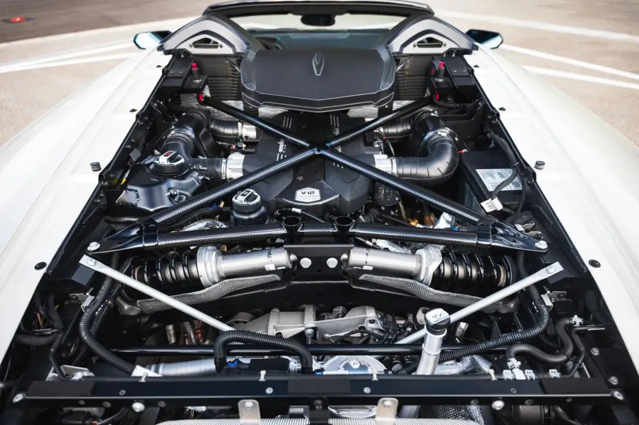 Potężny silnik V12 Lamborghini Centenario. Zastanawiasz się, ile kosztuje lamborghini centenario? To dzieło sztuki inżynieryjnej.