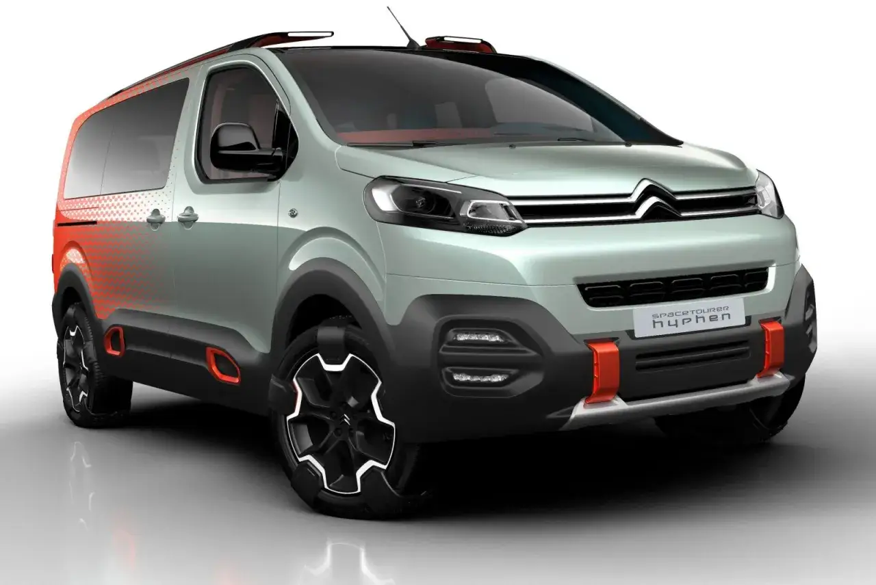 Citro&euml;n Spacetourer Hyphen, jaki bus z napędem 4x4, z pomarańczowymi akcentami i terenowym wyglądem.