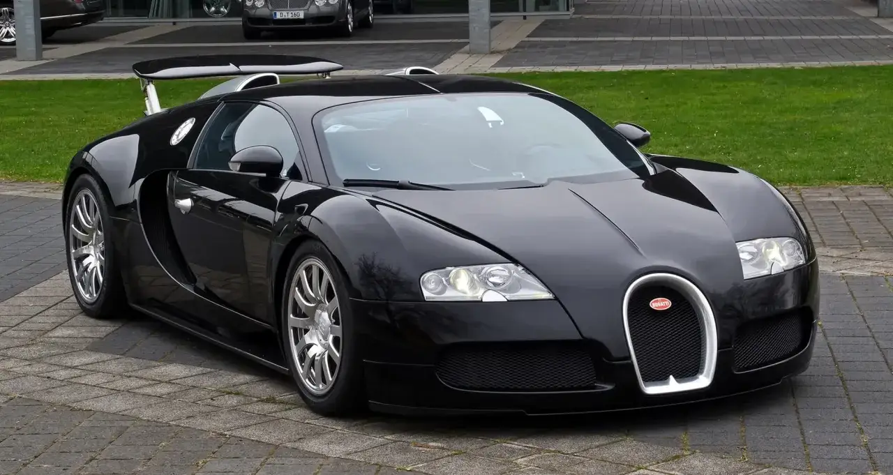 Czarny Bugatti Veyron, symbol luksusu. Zastanawiasz się, ile kosztuje Bugatti Veyron? To marzenie wielu kierowców.