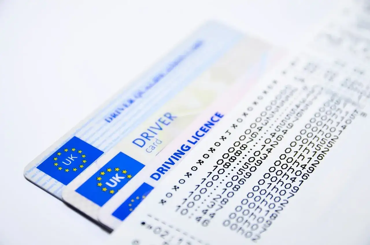 Dowód osobisty i wydruk z tachografu, kluczowe elementy dla kierowcy w ramach franszyzy integralnej.
