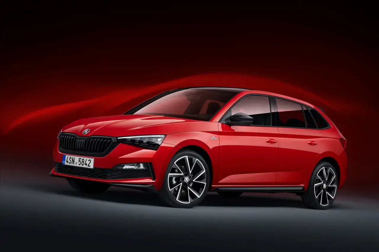 Czerwona Skoda Scala Monte Carlo z czarnymi akcentami i felgami, gotowa na przygodę.