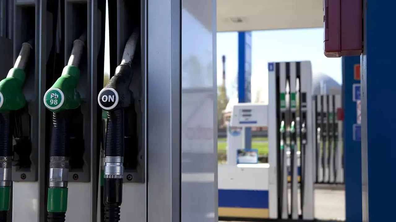 Pistolety na stacji paliw. Zastanawiasz się, jakie paliwo do Toyoty Auris Hybrid? Tu znajdziesz odpowiedź.