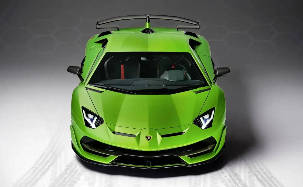 Zielony Lamborghini Aventador z agresywnym spojlerem. Zastanawiasz się, ile pali Lamborghini Aventador? Ten potwór z pewnością pochłonie sporo paliwa!