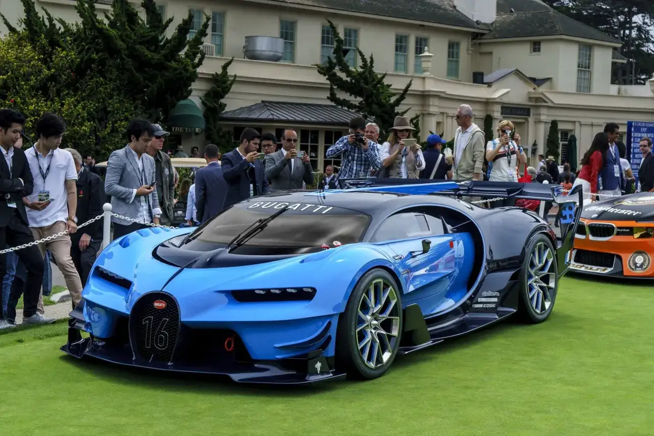 Niebieskie Bugatti na trawie, tłum robi zdjęcia. Ile jest Bugatti w Polsce? Trudno powiedzieć, ale to jedno robi wrażenie.