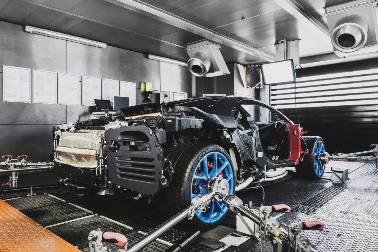 Bugatti w trakcie testów. Zastanawiasz się, ile kosztuje taki potwór?