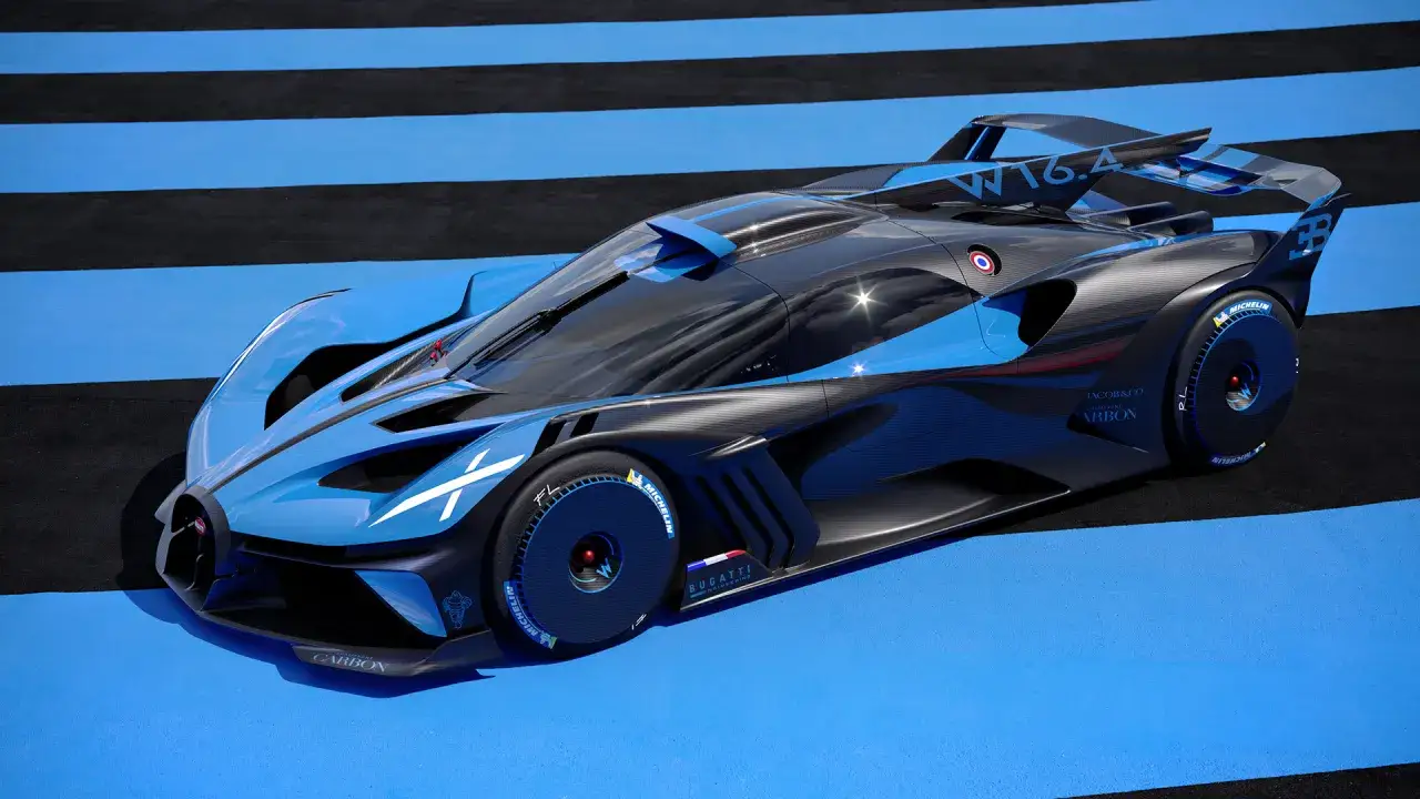 Niebiesko-czarny Bugatti Bolide na torze. Zastanawiasz się, ile kosztuje Bugatti Bolide? To marzenie wielu kierowców.