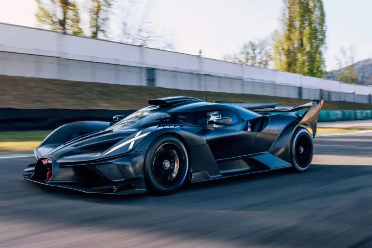 Czarny Bugatti Bolide pędzi po torze. Zastanawiasz się, ile kosztuje Bugatti Bolide? To marzenie wielu fanów motoryzacji.