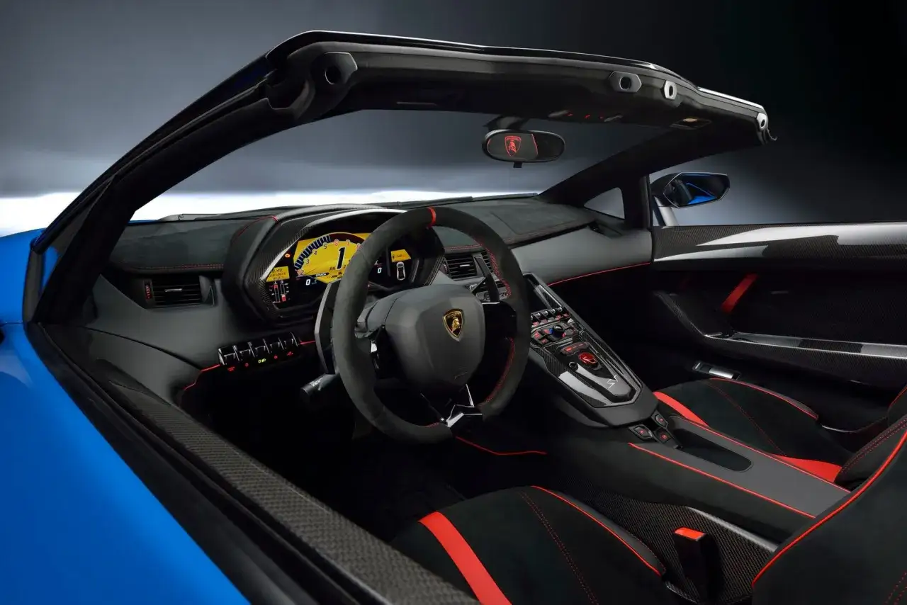 Wnętrze Lamborghini Aventador z cyfrowym kokpitem i sportowymi fotelami. Zastanawiasz się, ile kosztuje Lamborghini Aventador?