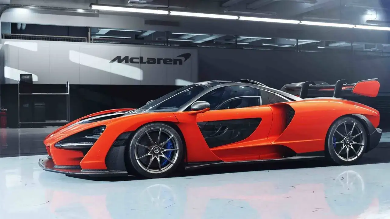 Pomarańczowy McLaren Senna w garażu. Zastanawiasz się nad mclaren cena?