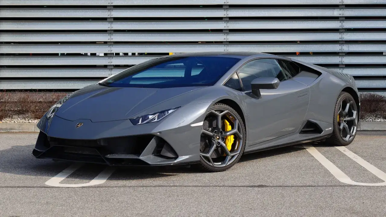 Szary Lamborghini Huracan z żółtymi zaciskami hamulcowymi. Zastanawiasz się, ile kosztuje wypożyczenie lamborghini na weekend?