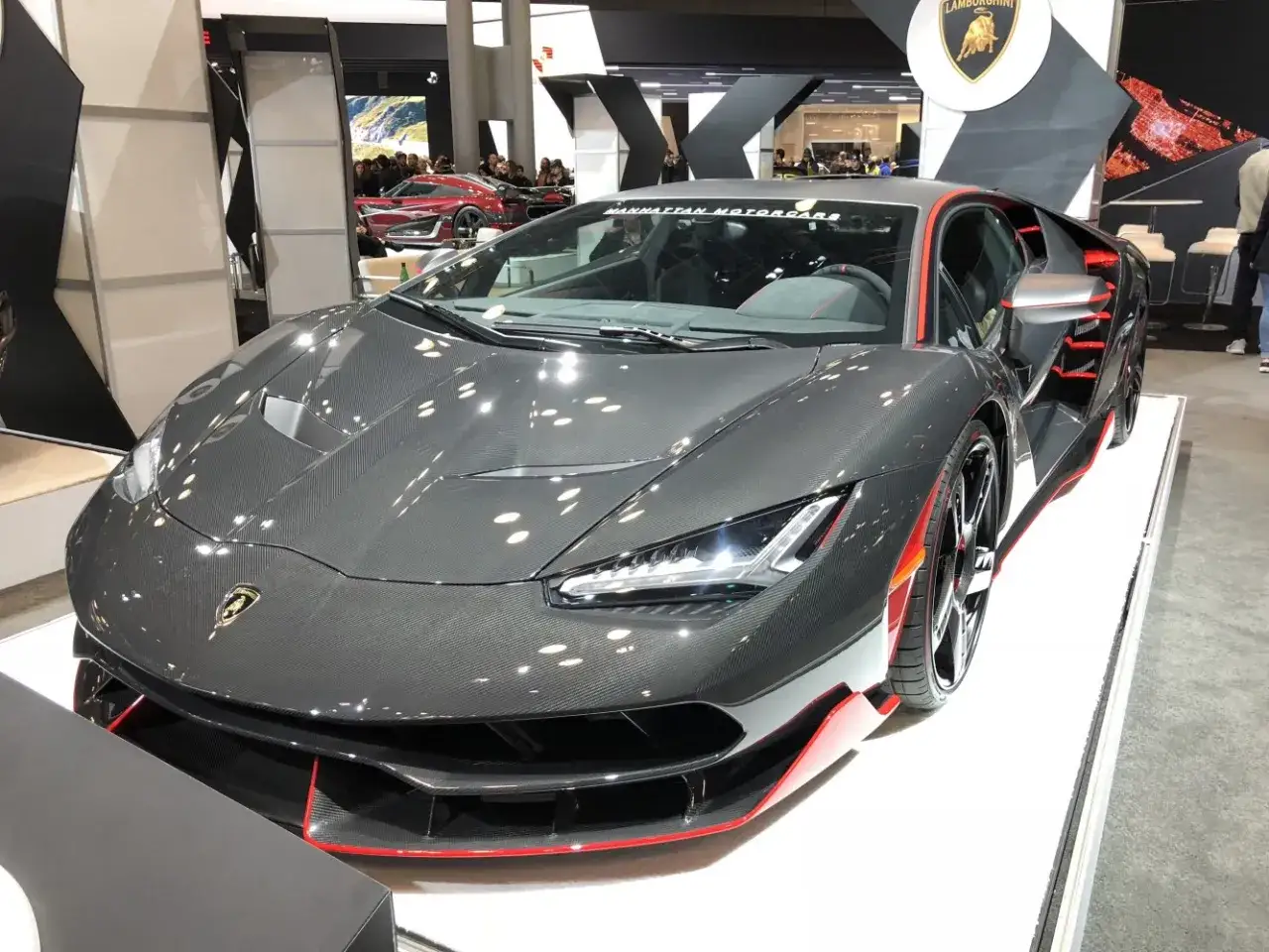 Szary Lamborghini Centenario z czerwonymi akcentami. Zastanawiasz się, ile kosztuje lamborghini centenario? To marzenie wielu fanów motoryzacji.