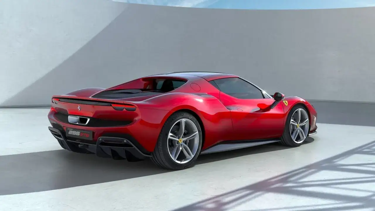 Czerwone Ferrari 296 GTB, marzenie wielu kierowców. Zastanawiasz się, ile kosztuje nowe Ferrari? Ten model to kwintesencja włoskiej motoryzacji.