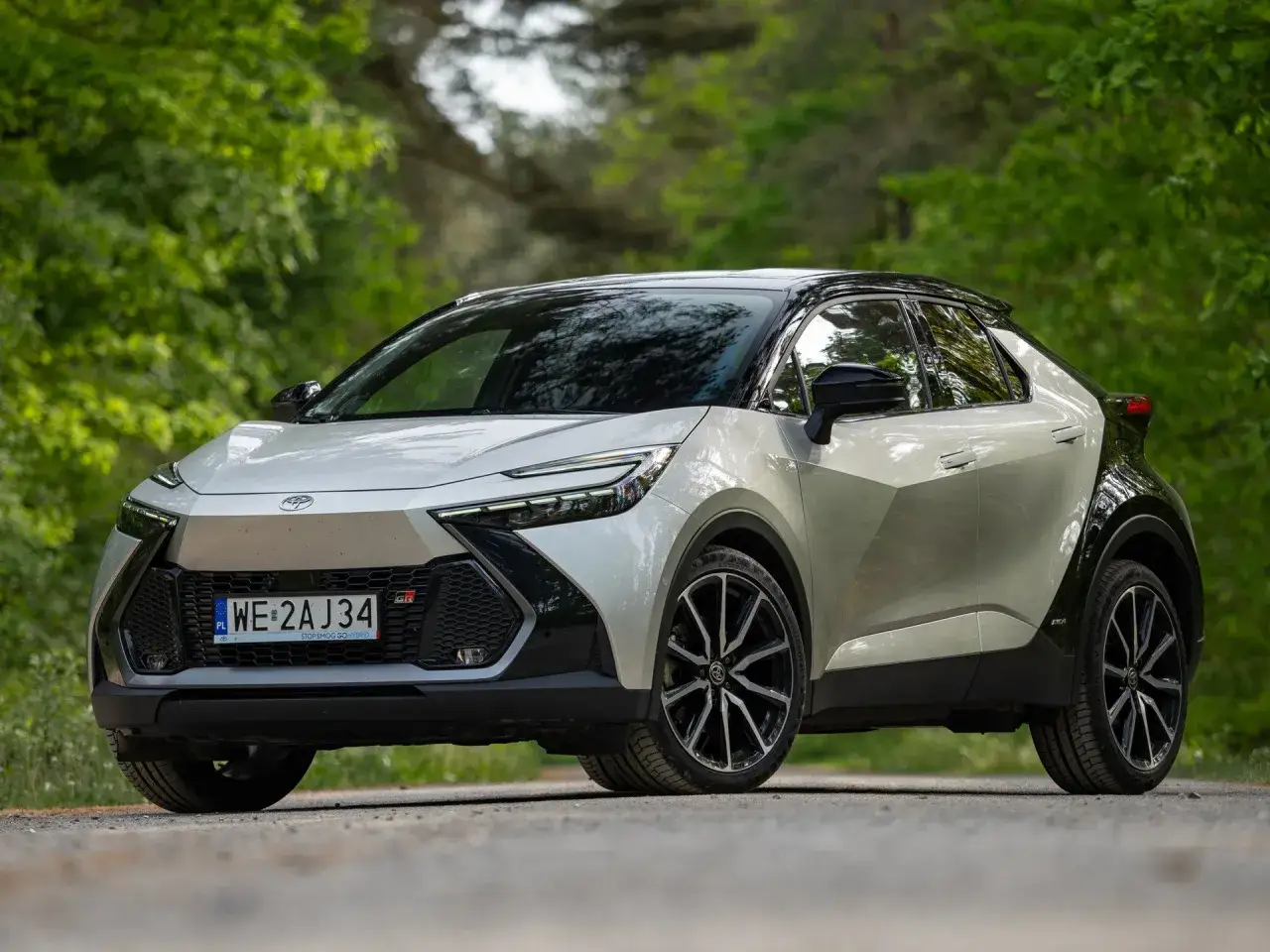 Nowy Toyota C-HR GR Sport. Hybryda czy benzyna? Stylowy crossover na leśnej drodze.