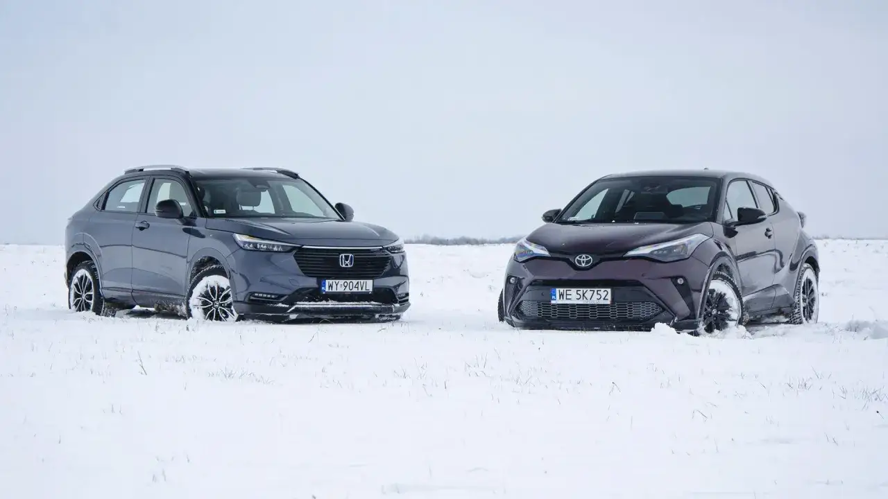 Dwie hybrydy: Honda i Toyota, stoją w śniegu. Która lepsza?