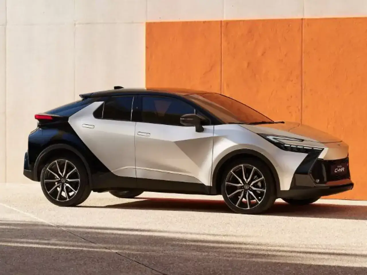 Nowoczesna Toyota C-HR w dwukolorowym malowaniu. Sprawdź, jaka jest jej toyota hybryda cena i wybierz ekologiczny styl.