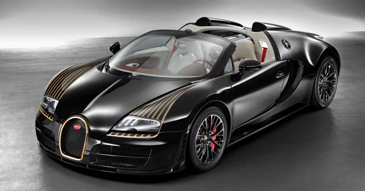 Czarny Bugatti Veyron z złotymi pasami na masce. Zastanawiasz się, ile kosztuje Bugatti Veyron? To marzenie wielu kierowców.