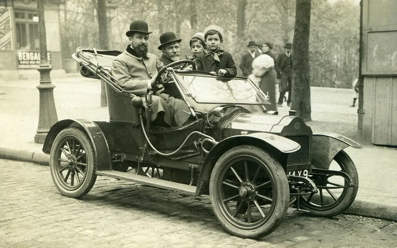 Rodzina w pierwszym samochodzie na świecie, z dumą prezentuje przełom motoryzacji.