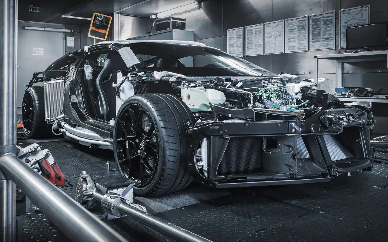 Bugatti Centodieci w trakcie budowy. Zastanawiasz się, ile kosztuje Bugatti Centodieci? To dzieło sztuki motoryzacyjnej.