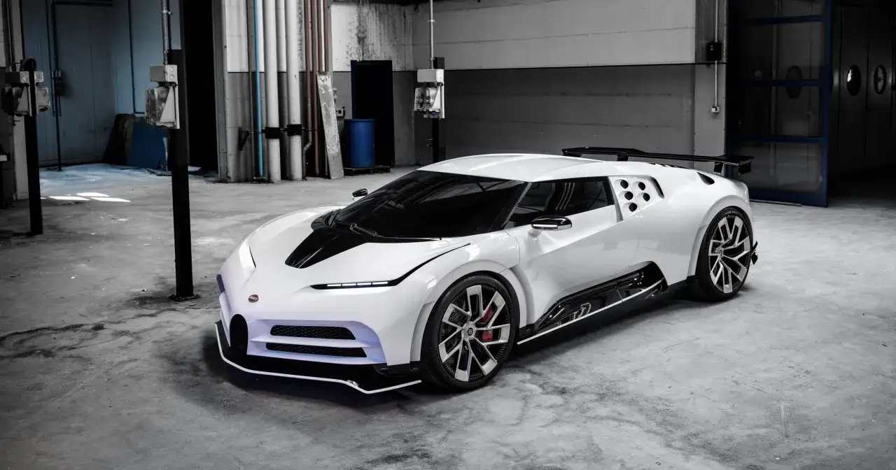 Białe Bugatti Centodieci z czarnym pasem na masce, stojące w garażu. Zastanawiasz się, ile kosztuje Bugatti Centodieci?