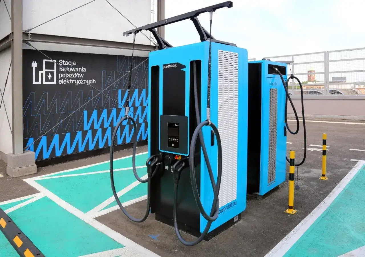 Stacja ładowania pojazd&oacute;w elektrycznych. Zastanawiasz się, ile km przejedzie samoch&oacute;d elektryczny po naładowaniu?