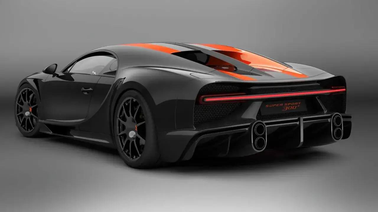 Czarne Bugatti Chiron Super Sport 300+ z pomarańczowymi pasami. Zastanawiasz się, ile koni mechanicznych ma Bugatti Chiron? Ten model ma ich 1600.