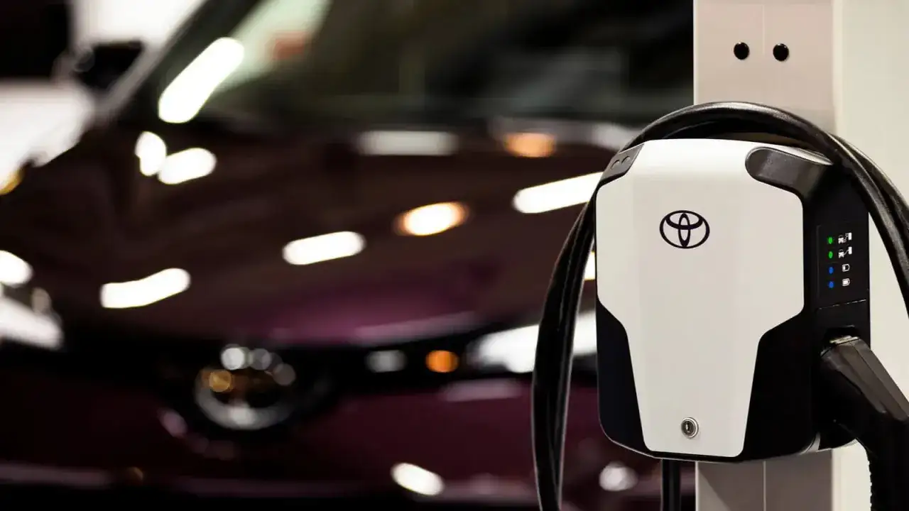 Ładowarka Toyoty obok hybrydy. Dowiedz się, ile wytrzymuje bateria w hybrydzie Toyoty.