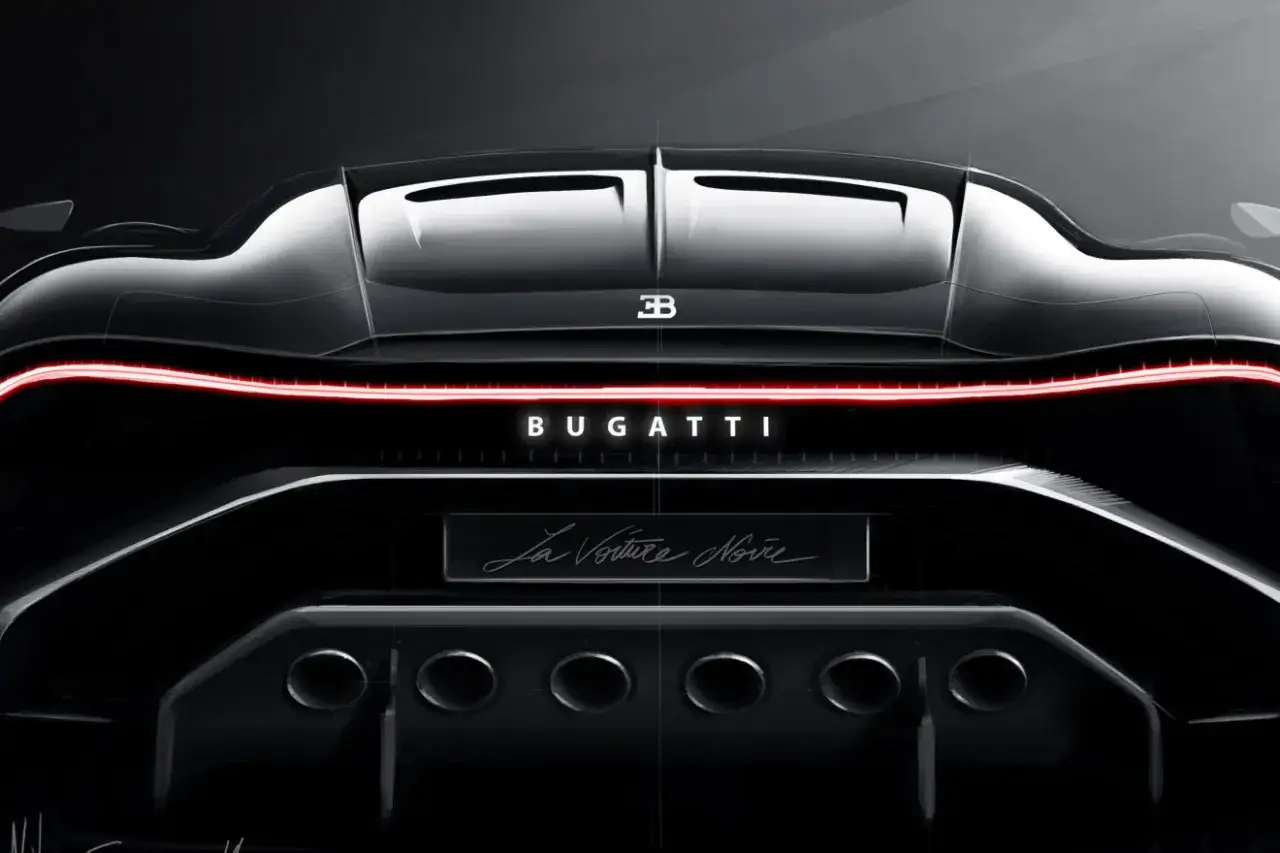Tył czarnego Bugatti La Voiture Noire. Zastanawiasz się, ile kosztuje Bugatti? To cudo techniki i designu.