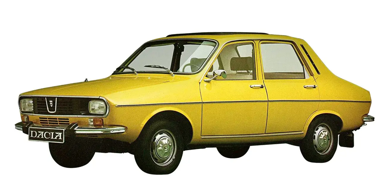 Żółta Dacia 1300, klasyk z lat 70., prezentuje się na białym tle.