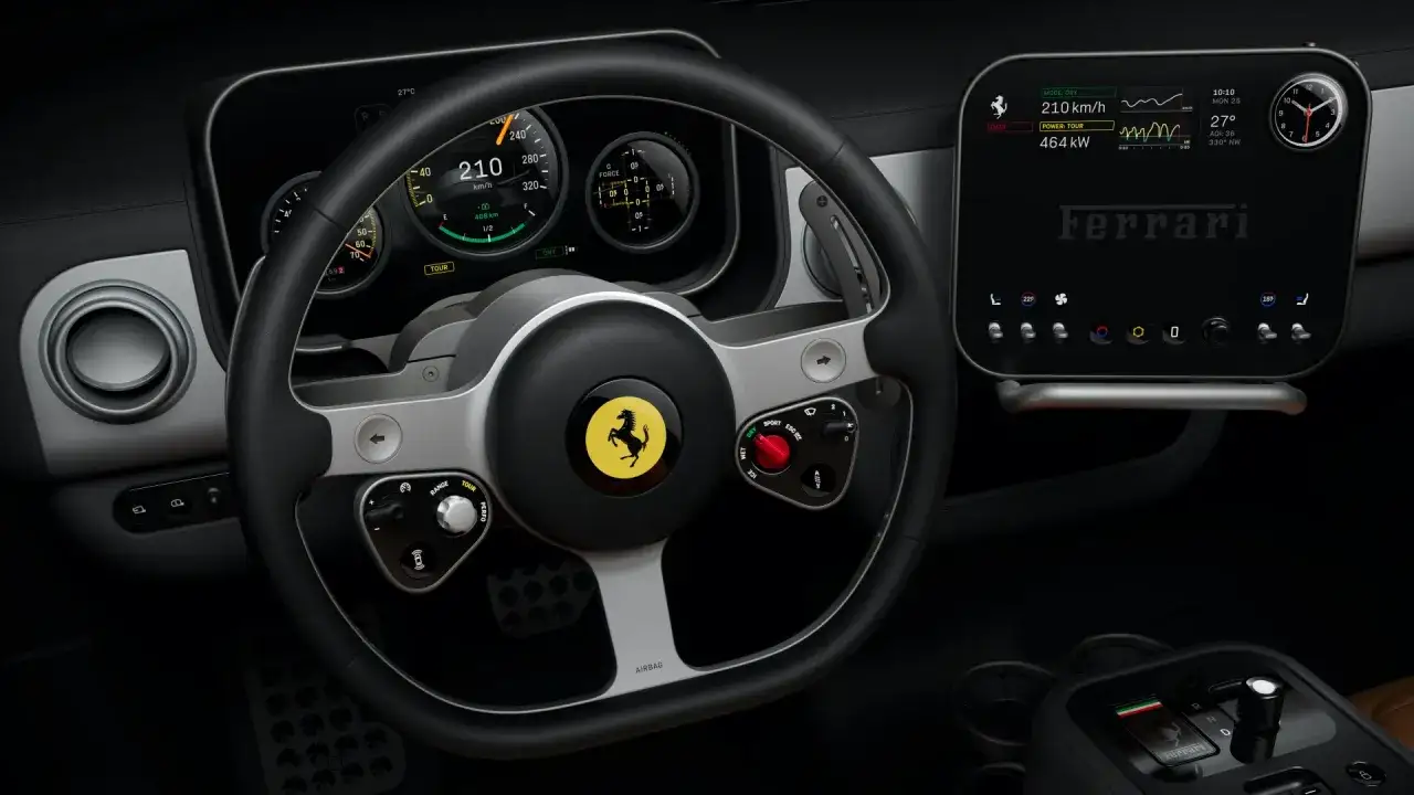 Wnętrze Ferrari: kierownica z logo, cyfrowe zegary pokazujące 210 km/h i ekran multimedialny. Tak wygląda ferrari.