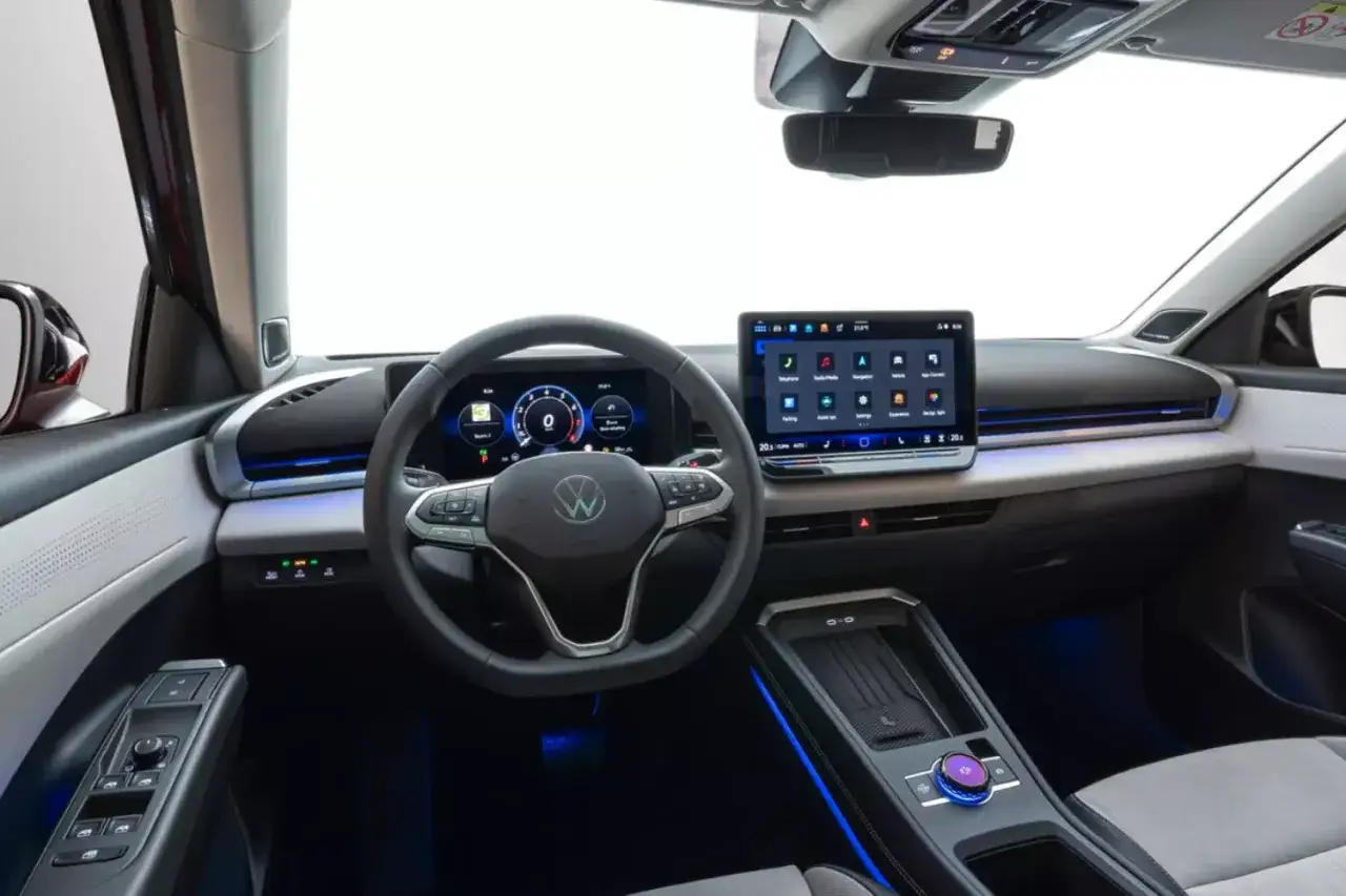 Wnętrze nowego VW T-Roc: cyfrowe zegary, duży ekran multimediów i nowoczesna konsola środkowa z ambientowym oświetleniem.