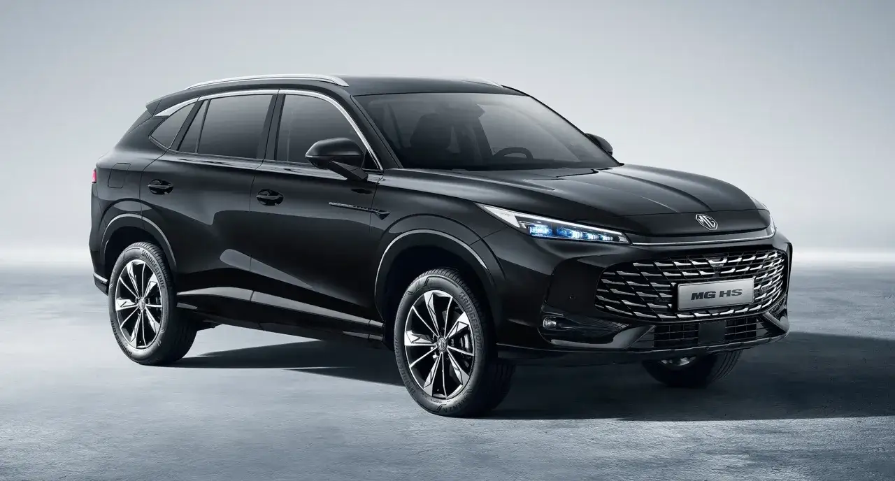 Elegancki, czarny SUV marki MG HS z chromowanymi detalami i nowoczesnymi światłami LED.