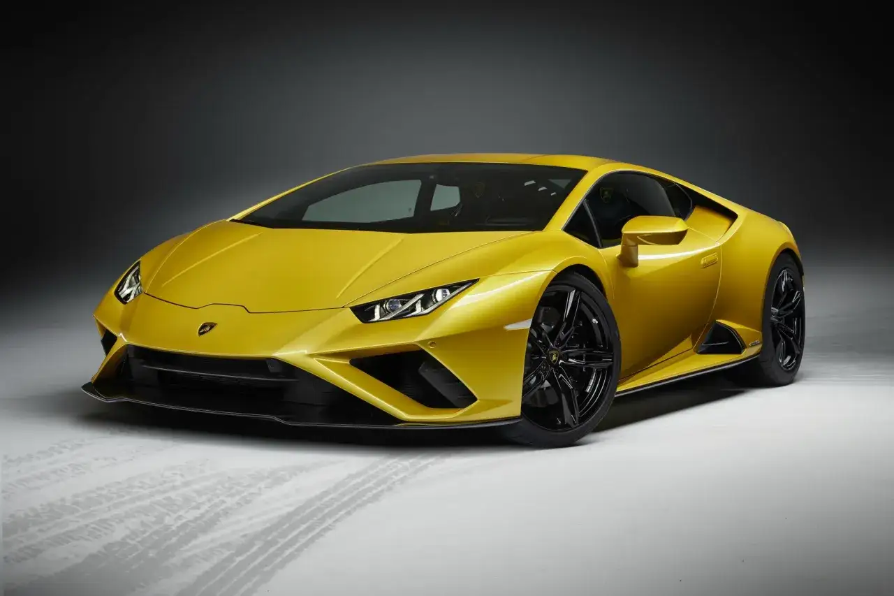 Żółte Lamborghini Huracan na czarnym tle. Zastanawiasz się, ile kosztuje Lamborghini Huracan?