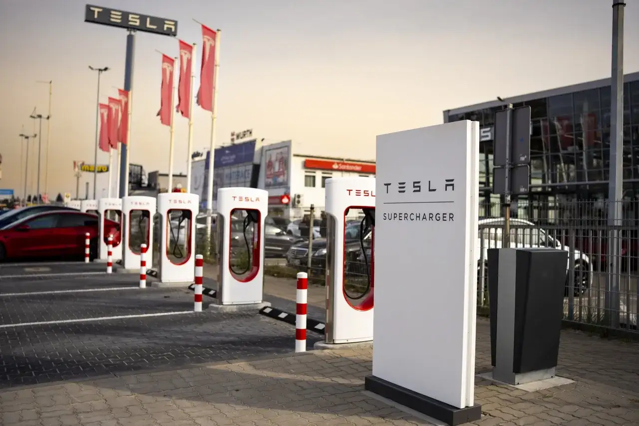 Stacja ładowania Tesli Supercharger. Zastanawiasz się, ile kosztuje ładowanie Tesli? Tutaj uzyskasz odpowiedź.