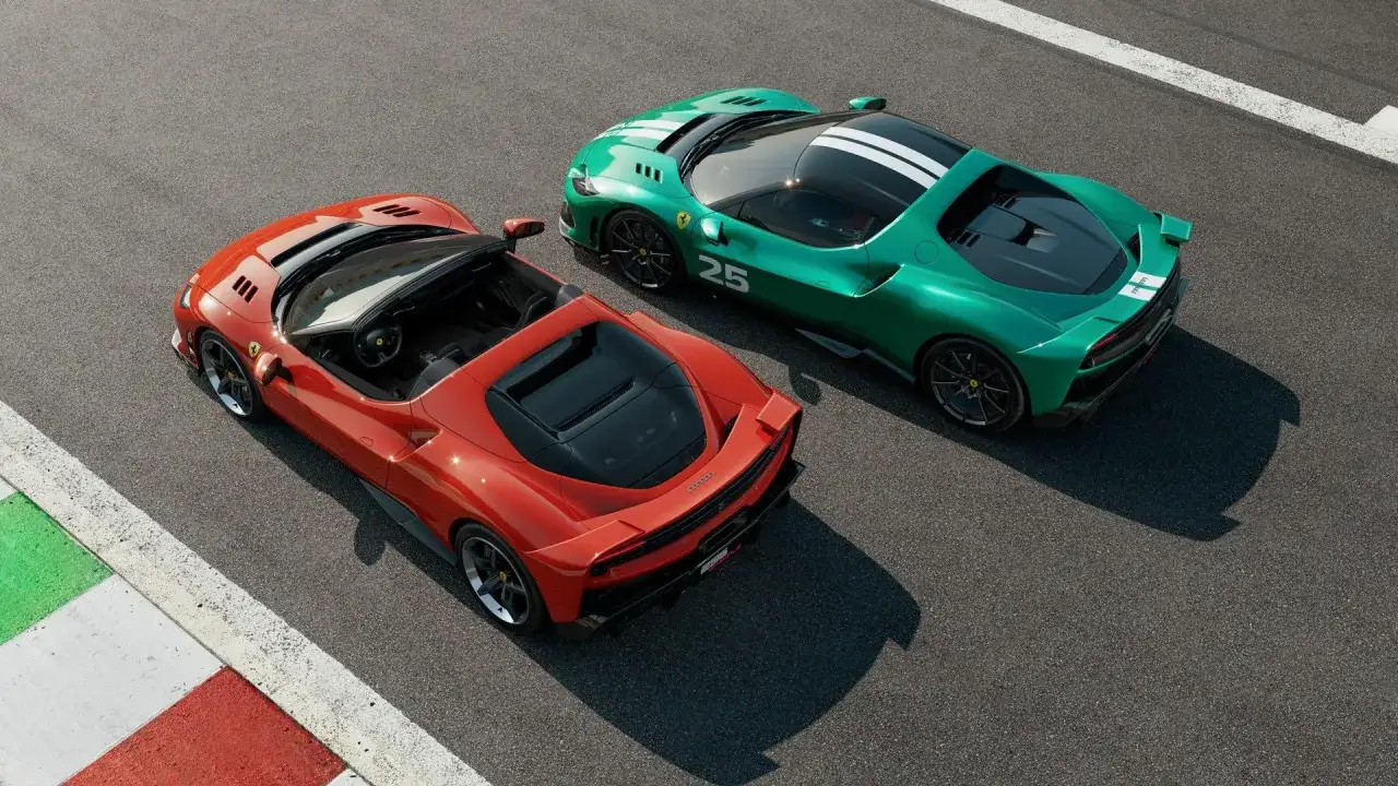 Dwa sportowe samochody, czerwony kabriolet i zielone Ferrari z numerem 25, stoją na torze wyścigowym.