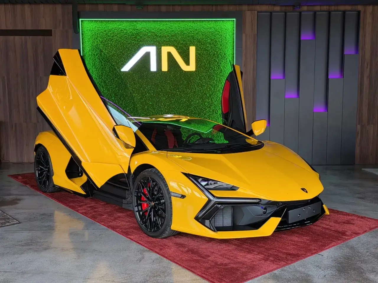 Żółte Lamborghini z otwartymi drzwiami, zapytaj o to, ile kosztuje najnowsze lamborghini, aby poznać cenę tego cacka.