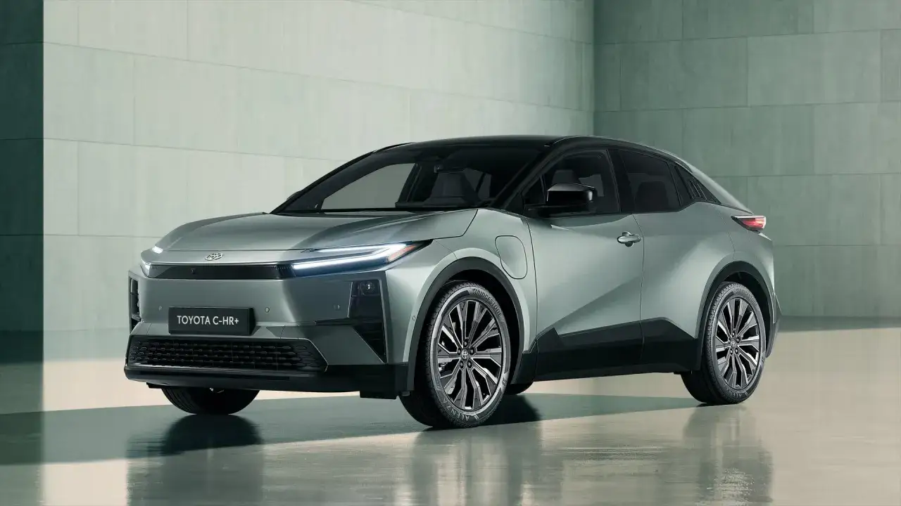 Nowy Toyota C-HR+ w kolorze srebrnym, z czarnym dachem, prezentuje nowoczesny design. Sprawdź jego atrakcyjną toyota chr cena.
