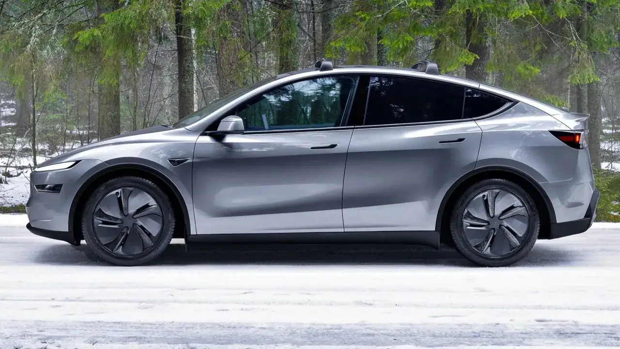 Srebrna Tesla Model Y na tle zimowego lasu. Zastanawiasz się, ile kosztuje Tesla Model Y?