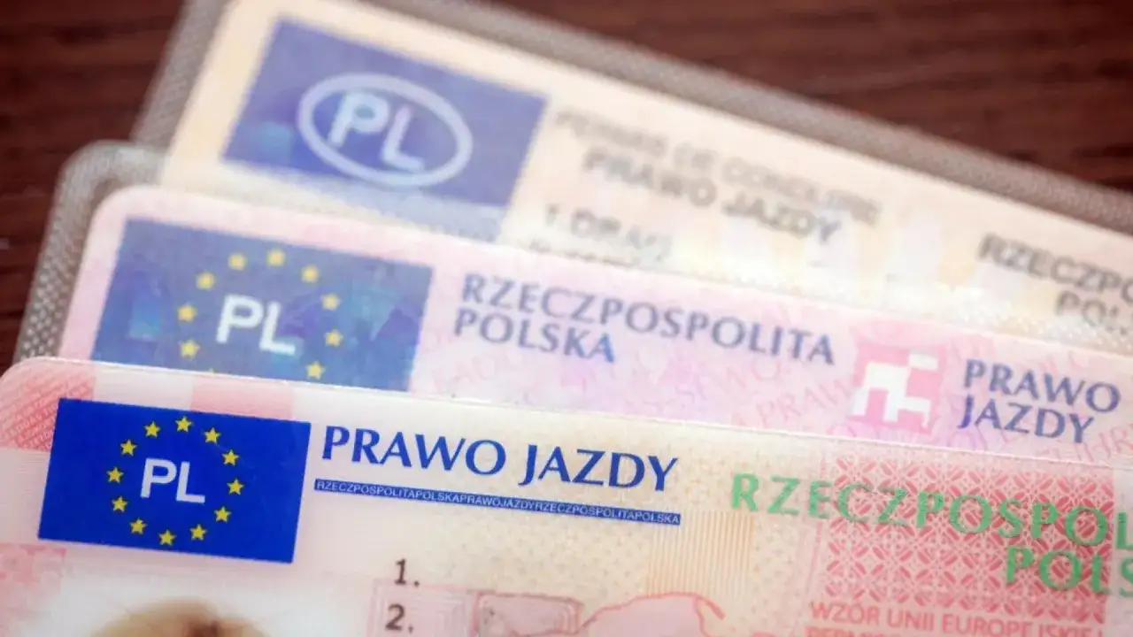 Nowe prawo jazdy z flagą Polski i UE. Dokumenty w folii ochronnej, gotowe do drogi.