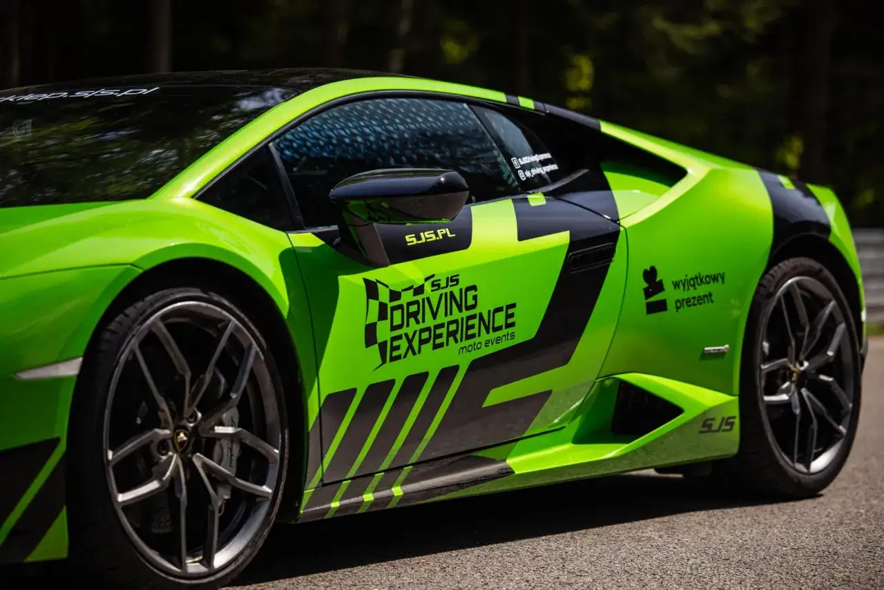 Zielone Lamborghini z napisem