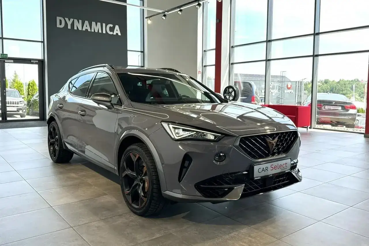 Szary Cupra Formentor w salonie. Sprawdź atrakcyjną cupra auto cena i wybierz swój wymarzony model.