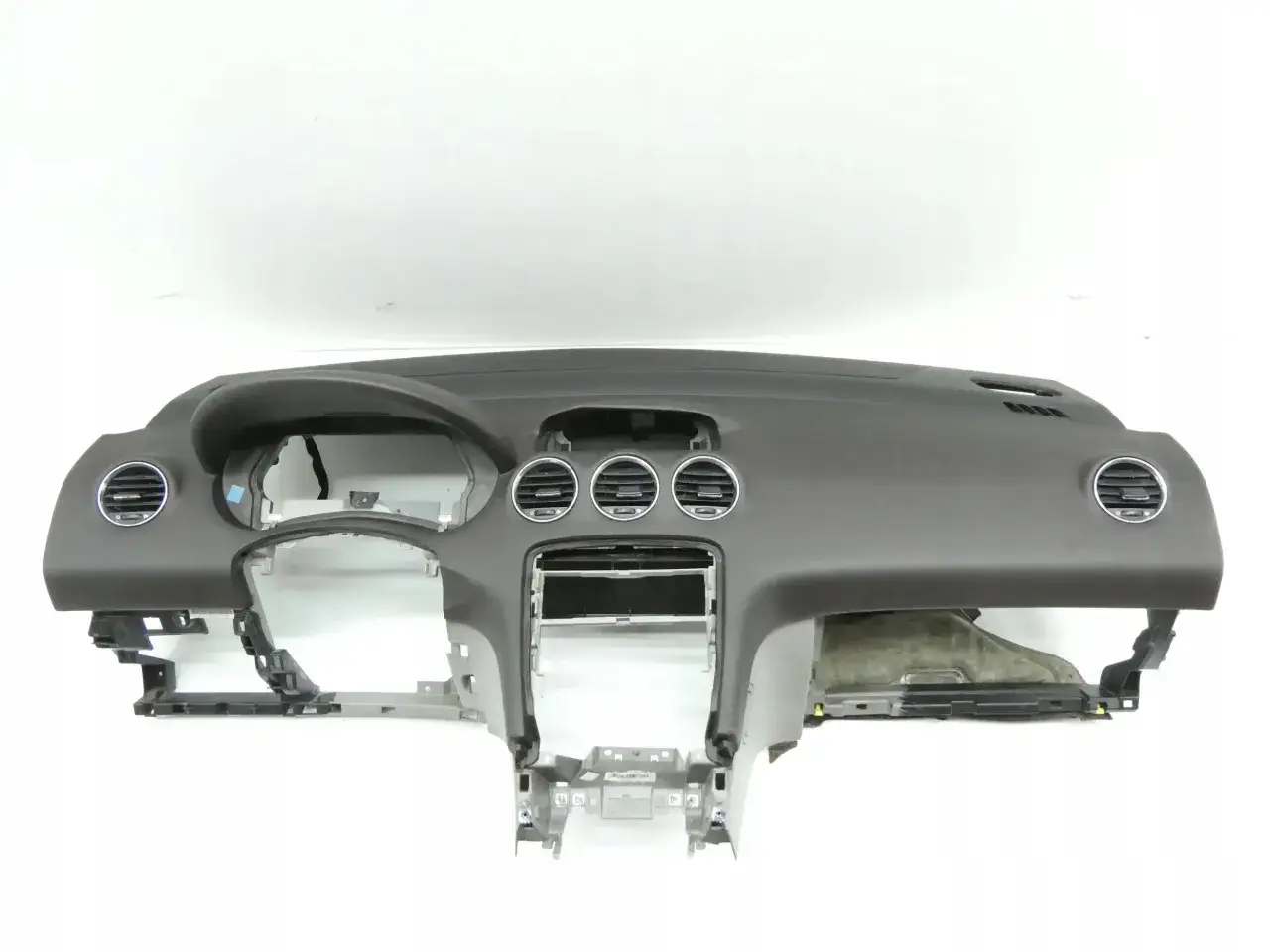 Deska rozdzielcza do Peugeot 308 T7, z widocznymi nawiewami i miejscem na radio.