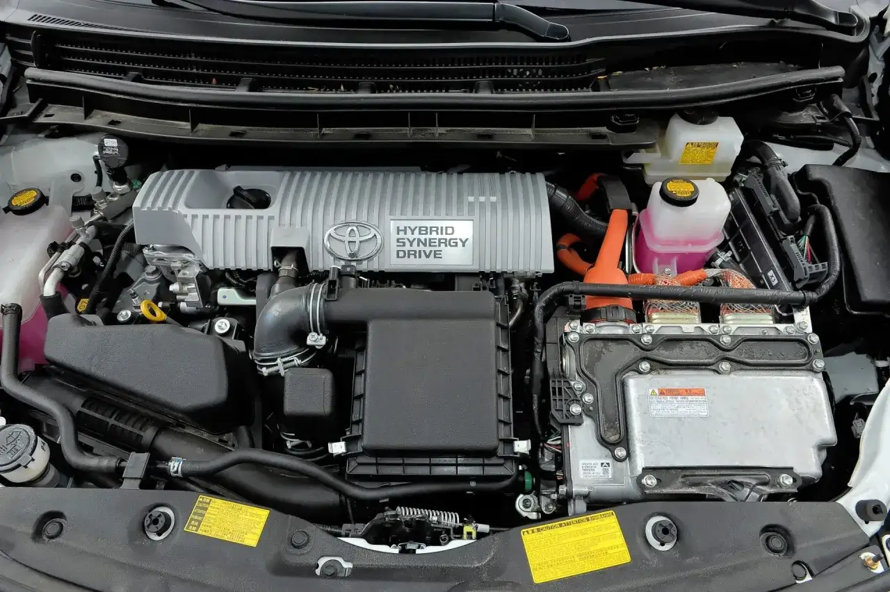 Silnik hybrydowy Toyota z napisem 