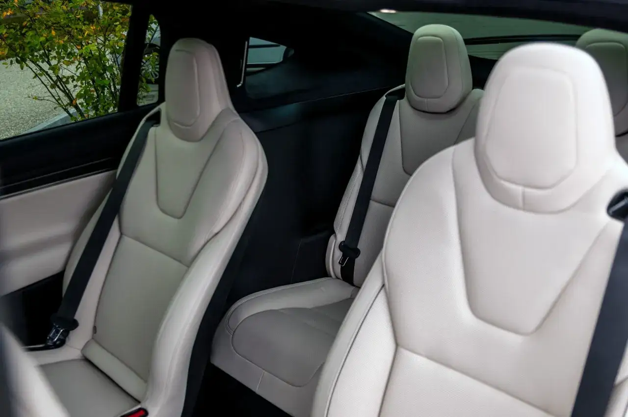 Wnętrze Tesli z jasnymi skórzanymi fotelami. Zastanawiasz się, ile kosztuje najdroższa Tesla?