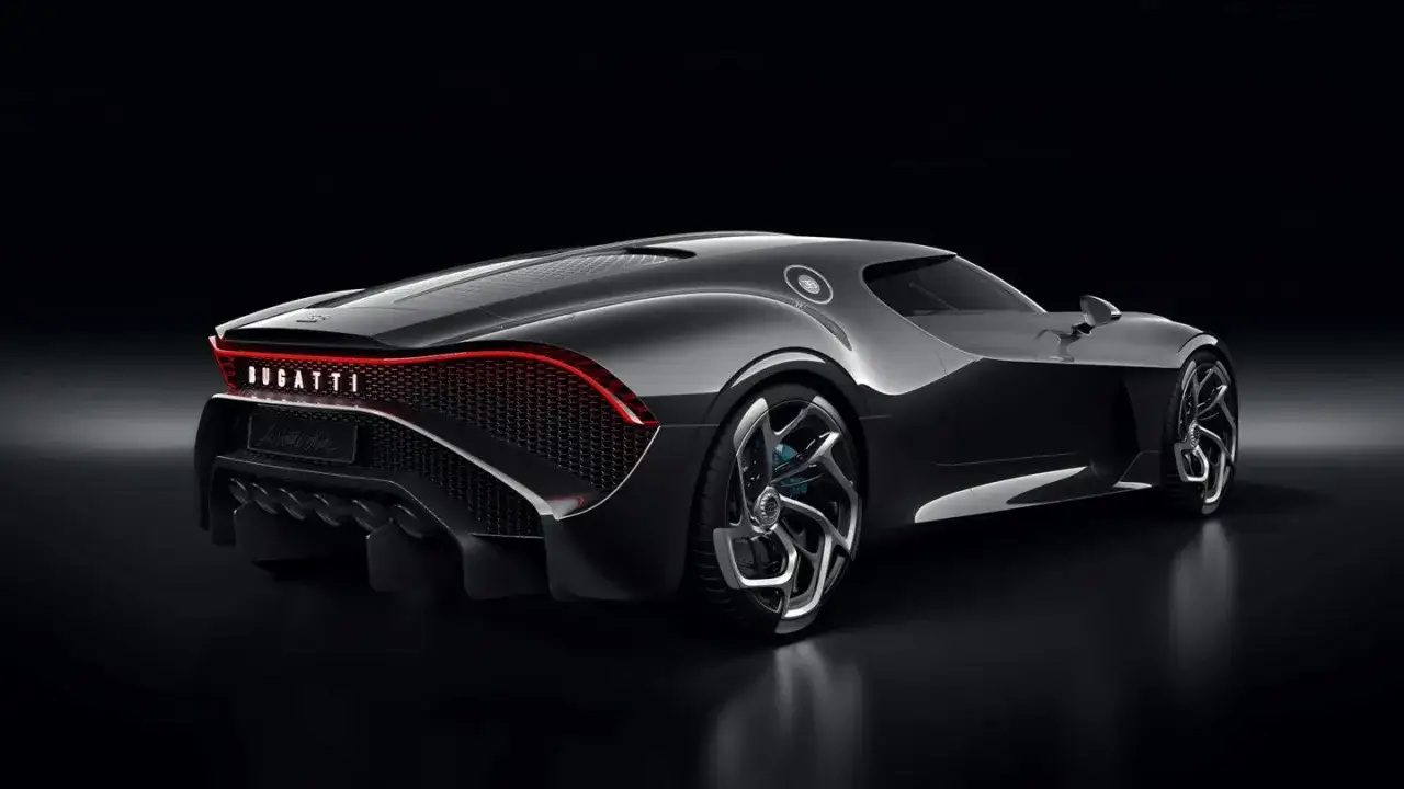 Bugatti La Voiture Noire, z 1500 koni, prezentuje swoje eleganckie, czarne linie na tle ciemności.