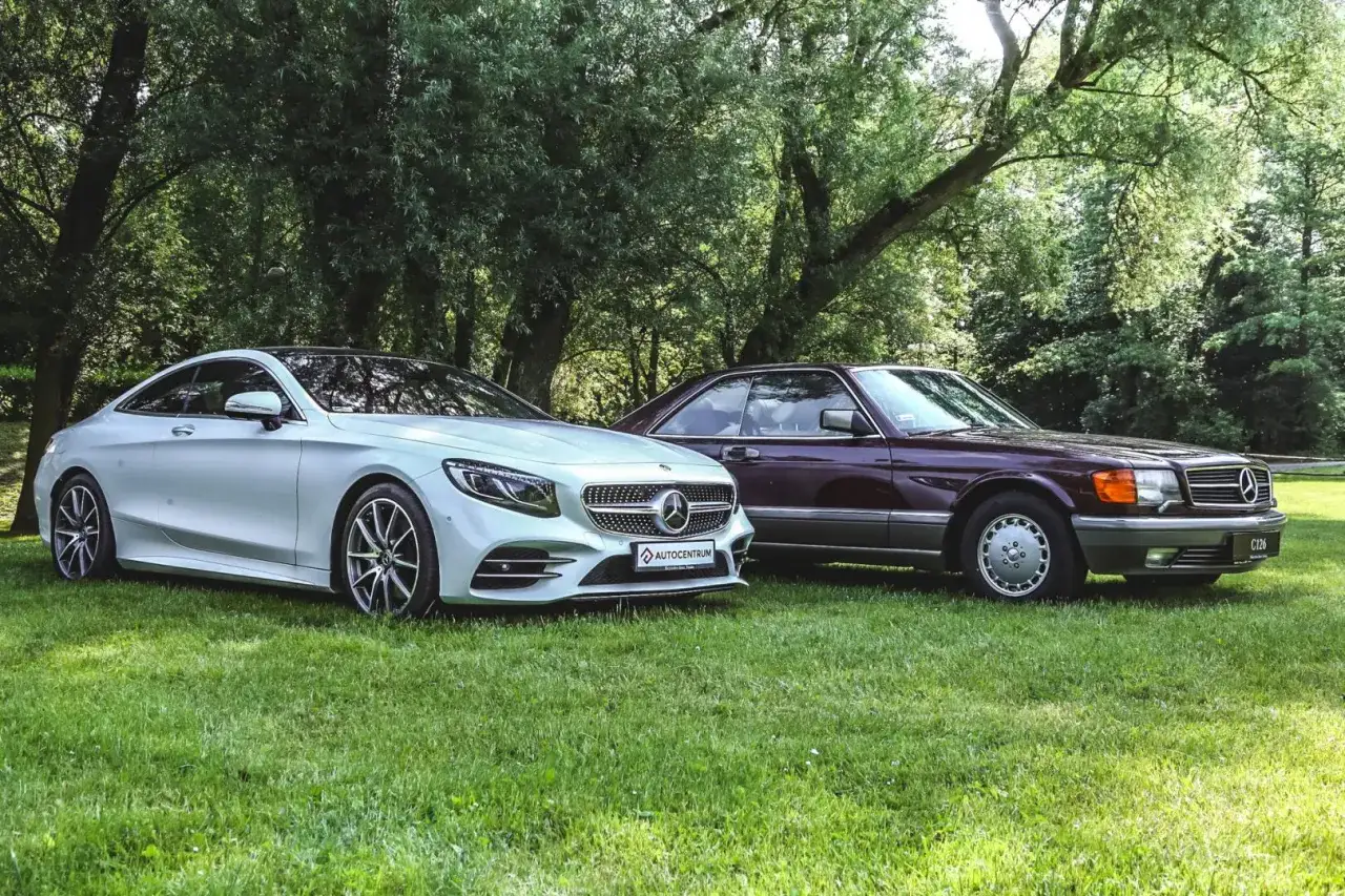 Dwa Mercedesy na trawie: nowoczesny S-klasa Coupe i klasyczny w126.