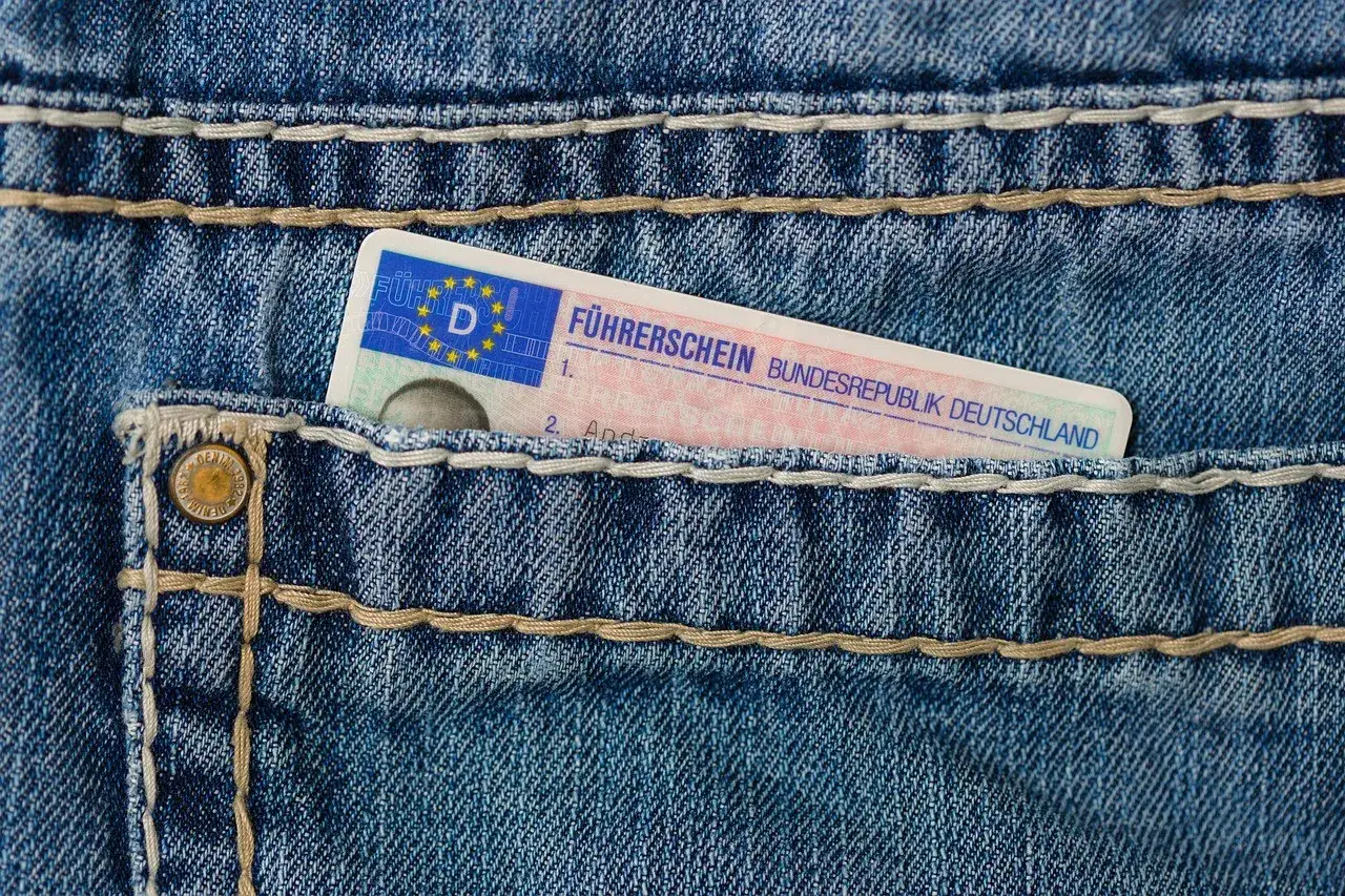 Niemiecki dokument, który jest dowodem na datę wydania prawa jazdy, schowany w kieszeni jeansów.
