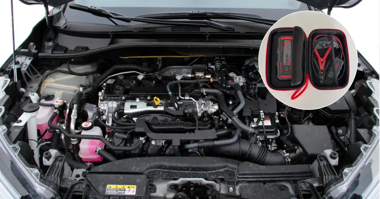 Silnik Toyoty Prius. Akumulator 12V znajduje się z przodu, po prawej stronie. W zestawie rozruchowym znajduje się booster.