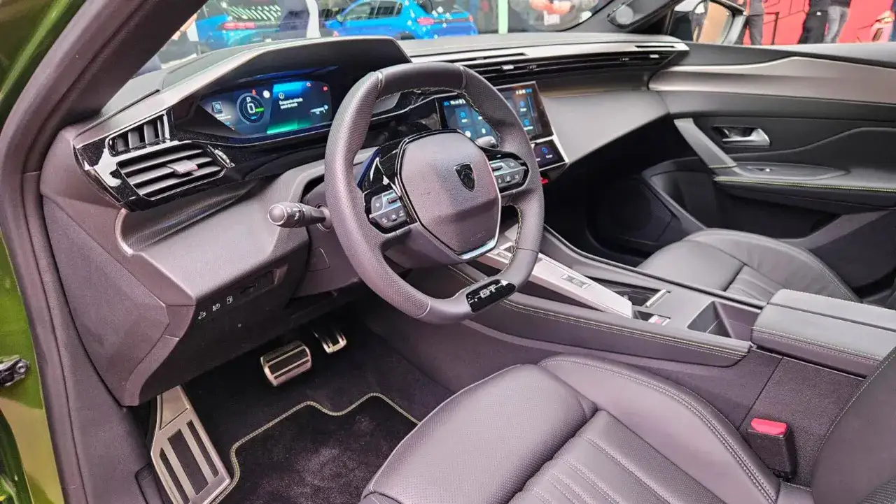 Wnętrze Peugeot 408 GT: skórzana tapicerka, cyfrowy kokpit i sportowa kierownica.